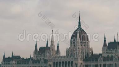 世界著名的布达佩斯议会大厦是在<strong>哥特式</strong>建筑的背景下从高空飞行的